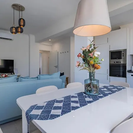 Urban Elegance Apartment *